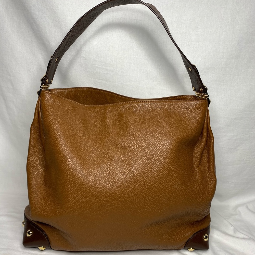 Michael Kors leather shoulder bag. Magnetic snap